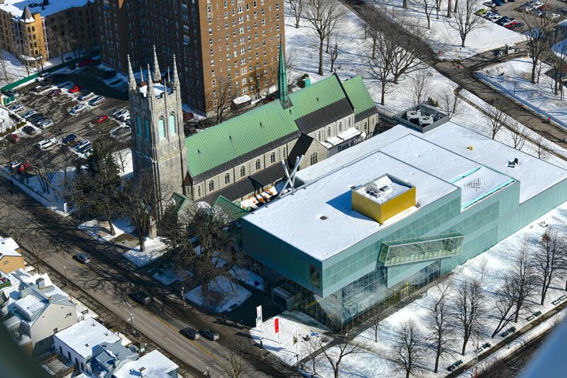 Le pavillon Pierre-Lassonde du complexe du Musée national des beaux-arts du Québec (MNBAQ) et l’église Saint-Dominique, à Québec.|800x533.3333333333334