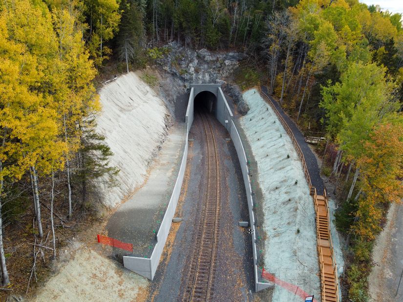 Ce tunnel, nommé tunnel du Cap-de-l’Enfer, mesure 193 m de long, et a constitué l’un des chantiers importants du tronçon.
