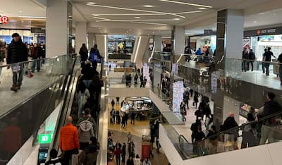 Le Centre Eaton, situé au centre-ville de Montréal, était bondé de monde samedi après-midi.