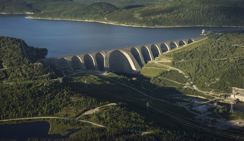 Le barrage hydroélectrique Manic 5 dans la région de Manicouagan au Québec|800x461.0267534345625