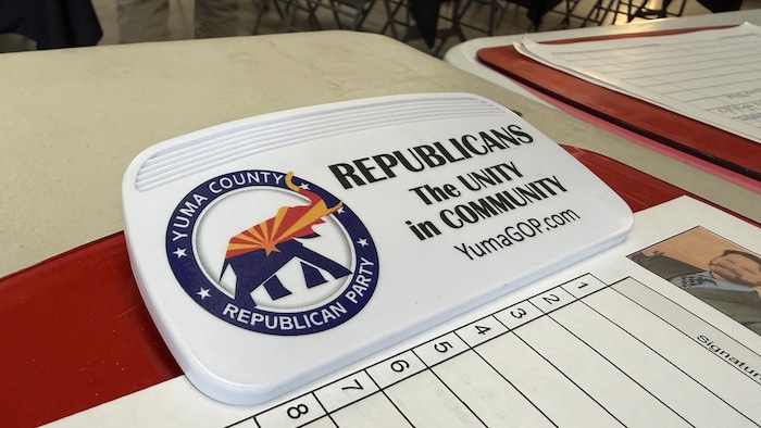 Un presse-papiers servant à recueillir des signatures lors d'une soirée organisée par les républicains du comté de Yuma.