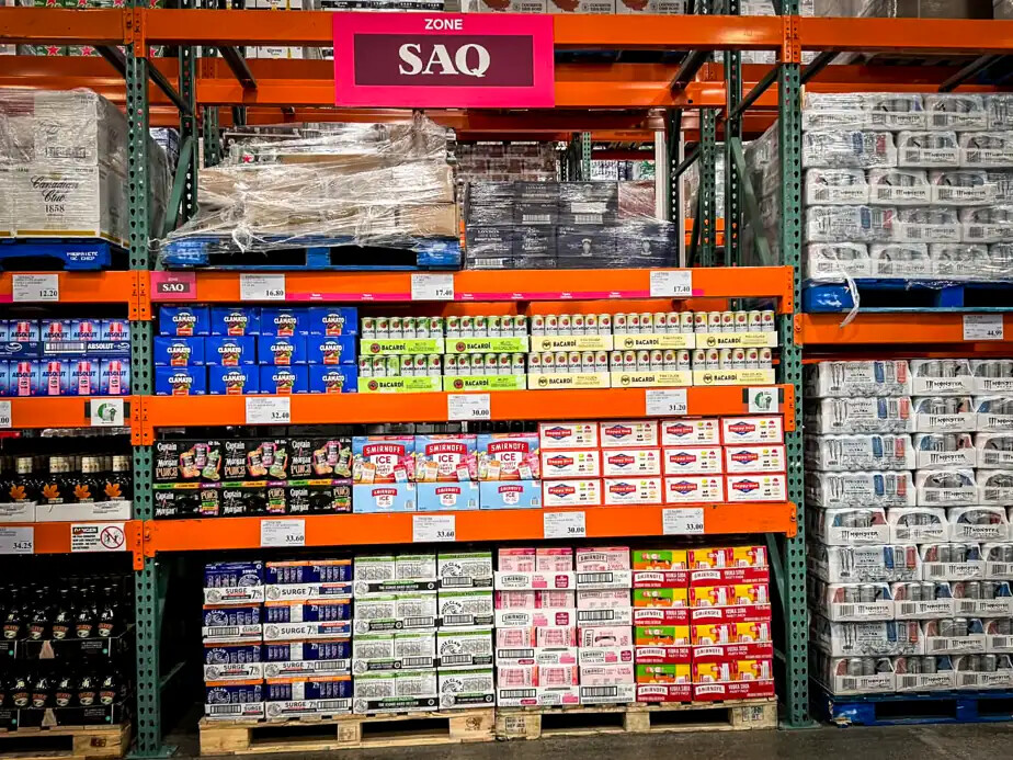 PHOTO DOMINICK GRAVEL, LA PRESSE - Étalage d’alcool au Costco de la rue Bridge, à Montreal