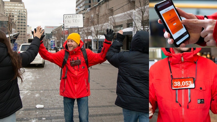 Un homme fait deux high five d'un coup à des passants dans la rue.