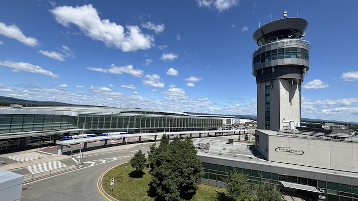La tour de contrôle et le bâtiment principal de l'aéroport international Jean-Lesage de Québec en été.