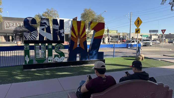 Des habitants de San Luis, installés sur un banc au centre-ville.