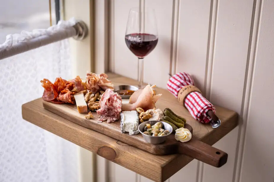 PHOTO SARAH MONGEAU-BIRKETT, LA PRESSE - Les planches demeurent en vedette chez Mamie. Ici, une planche mixte avec charcuteries et fromages 100 % québécois
