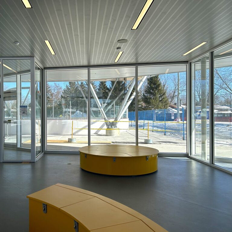 L’intérieur du chalet multifonctionnel situé à proximité de la nouvelle patinoire couverte réfrigérée du parc Pie-X. (Photo gracieuseté – Ville de Laval)