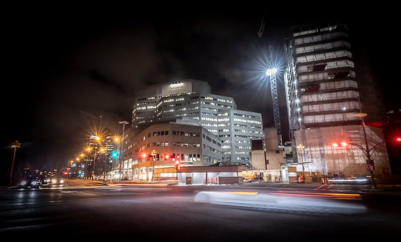 Des édifices fédéraux encore très éclairés la nuit, à Ottawa.|800x482.4