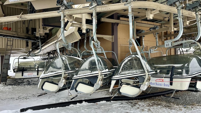 Quelques télécabines sur un rail sont à l'arrêt.