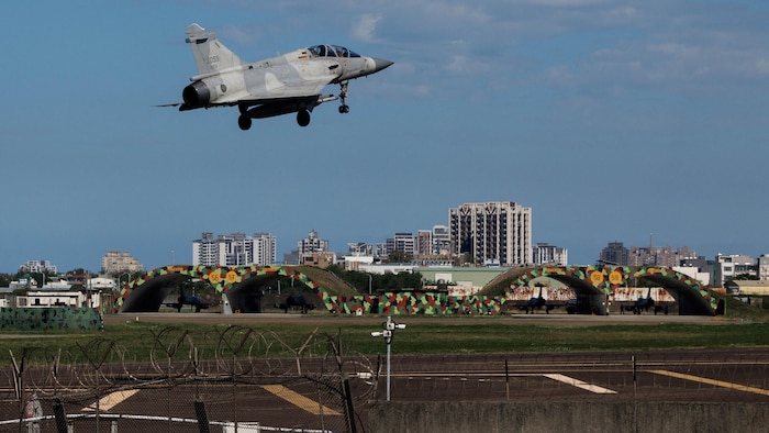 Un avion de chasse Mirage 2000 de l'armée de l'air taïwanaise décolle de la base aérienne de Hsinchu, le 29 décembre 2025.