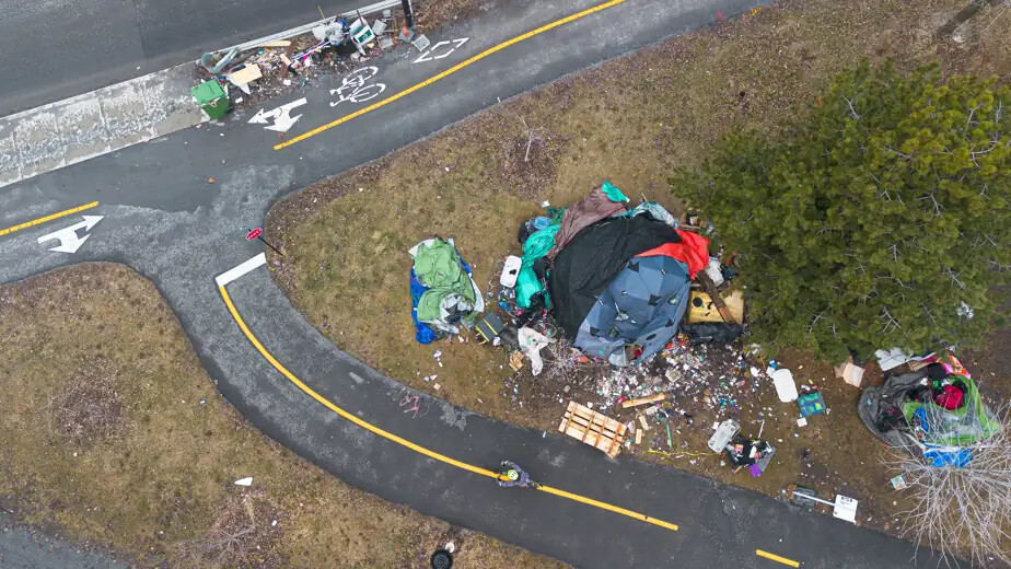 PHOTO MARTIN TREMBLAY, LA PRESSE — L’enjeu n’épargne aucun arrondissement à Montréal, comme en témoigne cette tente entourée de déchets à proximité du bassin Peel, dans Griffintown.880x495