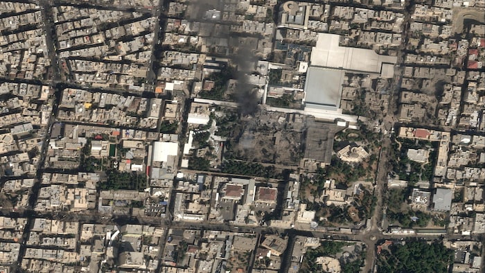 Une image satellite montre de la fumée noire s'élevant et d'importants dégâts au complexe du guide suprême iranien.