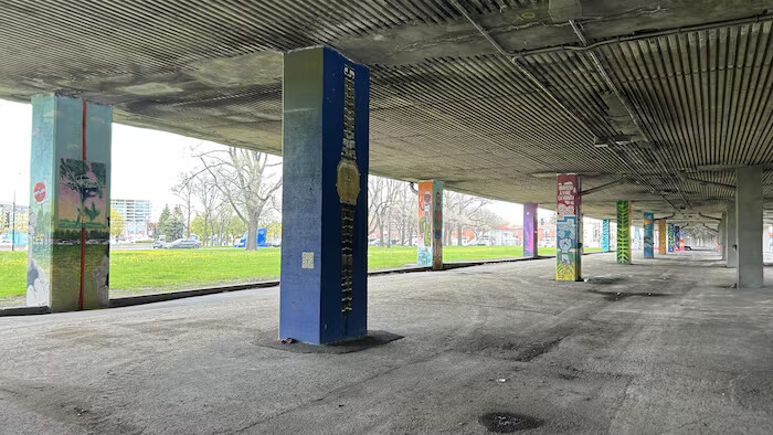 Ces peintures sont le début de la réflexion pour améliorer l’aménagement du quartier autour de la Tohu et de l’autoroute Métropolitaine. — PHOTO: Radio-Canada / Philippe-Antoine Saulnier