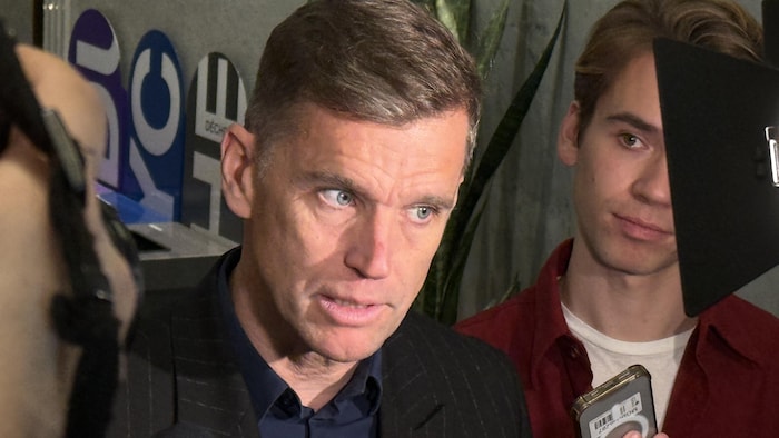 Bruno Marchand dans une mêlée de presse.